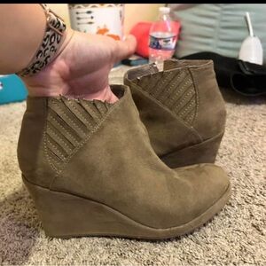 Ladies size 6.5 or 7. Could not find the size. I wear a 7 and they fit